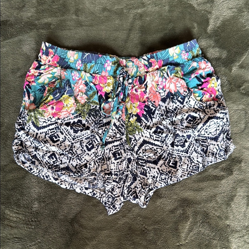 Floral Patterned Women's Shorts